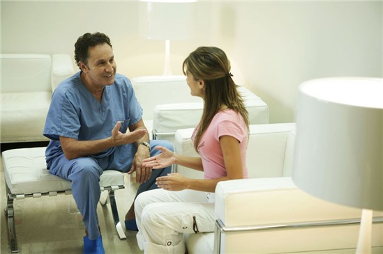 Médico informando a mujer sobre tratamientos