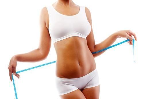Cuerpo femenino con cinta métrica en cintura