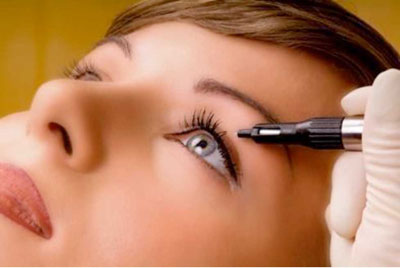 Rostro mujer aplicándole micropigmentación