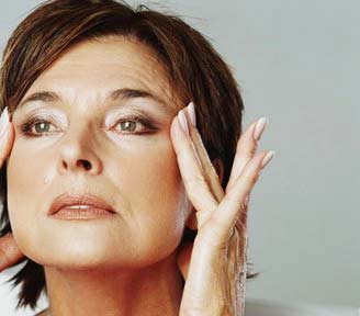 mujer madura con sus manos en los ojos