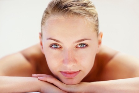 Rostro chica tomando el sol