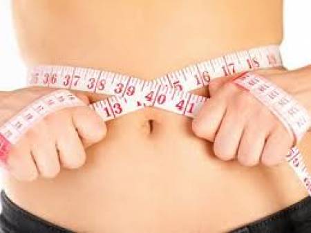 Abdomen chica con cinta métrica