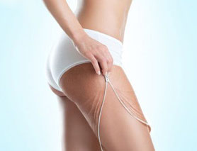 Mujer quitándose piel del muslo con cremallera ficticia (celulitis)