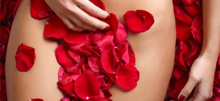 Pétalos sobre cintura de mujer